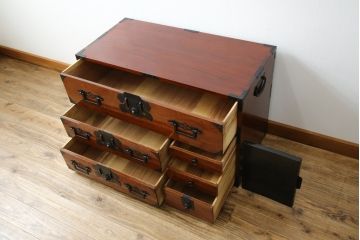 和製アンティーク　超美品!!　前面欅(ケヤキ)材　赤みがかった木肌に黒々とした金具が映える庄内箪笥ローボード(時代箪笥、収納タンス、引き出し、ローチェスト、テレビ台、テレビボード)(R-078310)