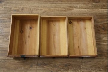 和製アンティーク　超美品!!　前面欅(ケヤキ)材　赤みがかった木肌に黒々とした金具が映える庄内箪笥ローボード(時代箪笥、収納タンス、引き出し、ローチェスト、テレビ台、テレビボード)(R-078310)