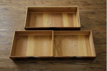 和製アンティーク　超美品!!　前面欅(ケヤキ)材　赤みがかった木肌に黒々とした金具が映える庄内箪笥ローボード(時代箪笥、収納タンス、引き出し、ローチェスト、テレビ台、テレビボード)(R-078310)