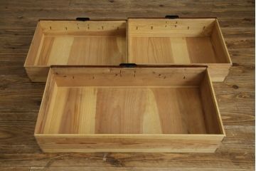 和製アンティーク　超美品!!　前面欅(ケヤキ)材　赤みがかった木肌に黒々とした金具が映える庄内箪笥ローボード(時代箪笥、収納タンス、引き出し、ローチェスト、テレビ台、テレビボード)(R-078310)