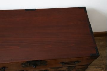 和製アンティーク　超美品!!　前面欅(ケヤキ)材　赤みがかった木肌に黒々とした金具が映える庄内箪笥ローボード(時代箪笥、収納タンス、引き出し、ローチェスト、テレビ台、テレビボード)(R-078310)