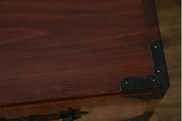 和製アンティーク　超美品!!　前面欅(ケヤキ)材　赤みがかった木肌に黒々とした金具が映える庄内箪笥ローボード(時代箪笥、収納タンス、引き出し、ローチェスト、テレビ台、テレビボード)(R-078310)