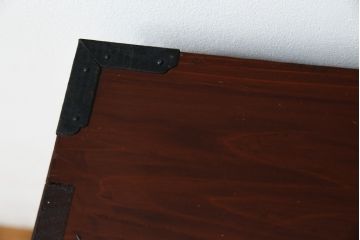 和製アンティーク　超美品!!　前面欅(ケヤキ)材　赤みがかった木肌に黒々とした金具が映える庄内箪笥ローボード(時代箪笥、収納タンス、引き出し、ローチェスト、テレビ台、テレビボード)(R-078310)