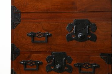 和製アンティーク　超美品!!　前面欅(ケヤキ)材　赤みがかった木肌に黒々とした金具が映える庄内箪笥ローボード(時代箪笥、収納タンス、引き出し、ローチェスト、テレビ台、テレビボード)(R-078310)