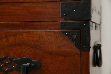 和製アンティーク　超美品!!　前面欅(ケヤキ)材　赤みがかった木肌に黒々とした金具が映える庄内箪笥ローボード(時代箪笥、収納タンス、引き出し、ローチェスト、テレビ台、テレビボード)(R-078310)