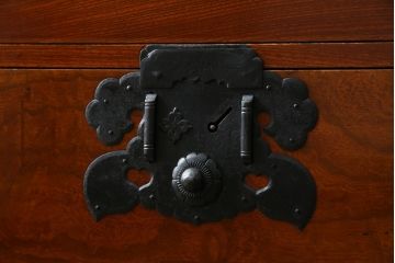 和製アンティーク　超美品!!　前面欅(ケヤキ)材　赤みがかった木肌に黒々とした金具が映える庄内箪笥ローボード(時代箪笥、収納タンス、引き出し、ローチェスト、テレビ台、テレビボード)(R-078310)