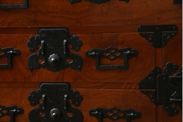 和製アンティーク　超美品!!　前面欅(ケヤキ)材　赤みがかった木肌に黒々とした金具が映える庄内箪笥ローボード(時代箪笥、収納タンス、引き出し、ローチェスト、テレビ台、テレビボード)(R-078310)