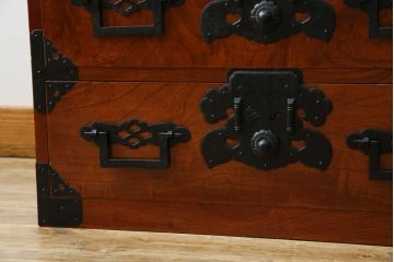 和製アンティーク　超美品!!　前面欅(ケヤキ)材　赤みがかった木肌に黒々とした金具が映える庄内箪笥ローボード(時代箪笥、収納タンス、引き出し、ローチェスト、テレビ台、テレビボード)(R-078310)
