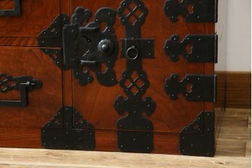 和製アンティーク　超美品!!　前面欅(ケヤキ)材　赤みがかった木肌に黒々とした金具が映える庄内箪笥ローボード(時代箪笥、収納タンス、引き出し、ローチェスト、テレビ台、テレビボード)(R-078310)