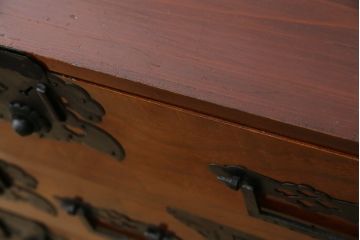 和製アンティーク　超美品!!　前面欅(ケヤキ)材　赤みがかった木肌に黒々とした金具が映える庄内箪笥ローボード(時代箪笥、収納タンス、引き出し、ローチェスト、テレビ台、テレビボード)(R-078310)