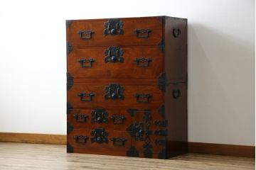 和製アンティーク　超美品!!　前面欅(ケヤキ)材　赤みがかった木肌に黒々とした金具が映える庄内箪笥ローボード(時代箪笥、収納タンス、引き出し、ローチェスト、テレビ台、テレビボード)(R-078310)