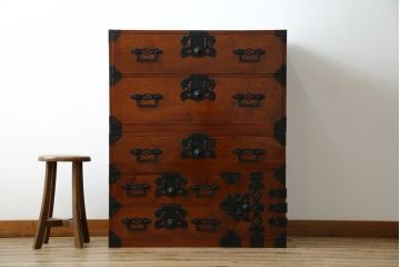 和製アンティーク　超美品!!　前面欅(ケヤキ)材　赤みがかった木肌に黒々とした金具が映える二段重ね庄内箪笥(時代箪笥、衣装箪笥、収納箪笥、和たんす、引き出し、整理タンス)(R-078312)