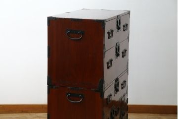和製アンティーク　超美品!!　前面欅(ケヤキ)材　赤みがかった木肌に黒々とした金具が映える二段重ね庄内箪笥(時代箪笥、衣装箪笥、収納箪笥、和たんす、引き出し、整理タンス)(R-078312)