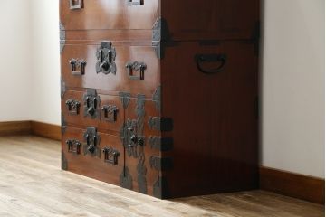 和製アンティーク　超美品!!　前面欅(ケヤキ)材　赤みがかった木肌に黒々とした金具が映える二段重ね庄内箪笥(時代箪笥、衣装箪笥、収納箪笥、和たんす、引き出し、整理タンス)(R-078312)