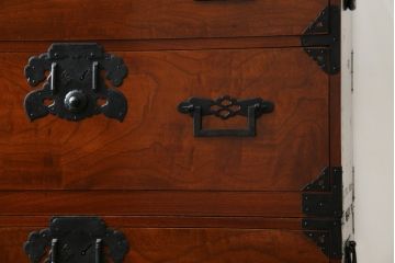 和製アンティーク　超美品!!　前面欅(ケヤキ)材　赤みがかった木肌に黒々とした金具が映える二段重ね庄内箪笥(時代箪笥、衣装箪笥、収納箪笥、和たんす、引き出し、整理タンス)(R-078312)