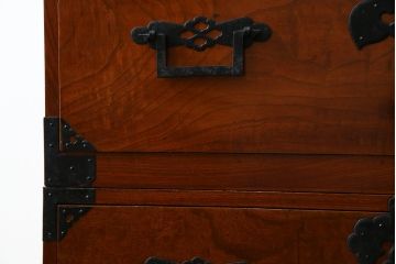 和製アンティーク　超美品!!　前面欅(ケヤキ)材　赤みがかった木肌に黒々とした金具が映える二段重ね庄内箪笥(時代箪笥、衣装箪笥、収納箪笥、和たんす、引き出し、整理タンス)(R-078312)