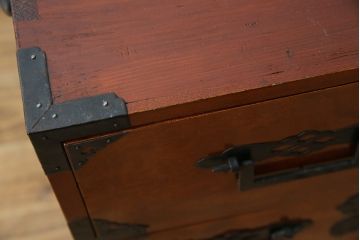 和製アンティーク　超美品!!　前面欅(ケヤキ)材　赤みがかった木肌に黒々とした金具が映える二段重ね庄内箪笥(時代箪笥、衣装箪笥、収納箪笥、和たんす、引き出し、整理タンス)(R-078312)