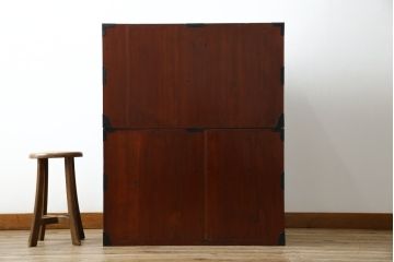 和製アンティーク　超美品!!　前面欅(ケヤキ)材　赤みがかった木肌に黒々とした金具が映える二段重ね庄内箪笥(時代箪笥、衣装箪笥、収納箪笥、和たんす、引き出し、整理タンス)(R-078312)
