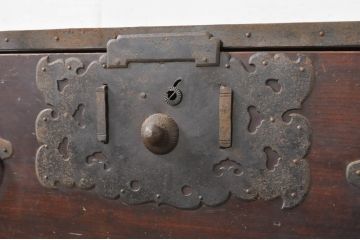 和製アンティーク　立派な金具が目を惹く佐渡小木箪笥ローボード(時代箪笥、収納タンス、引き出し、ローチェスト、テレビ台、テレビボード)(R-078314)