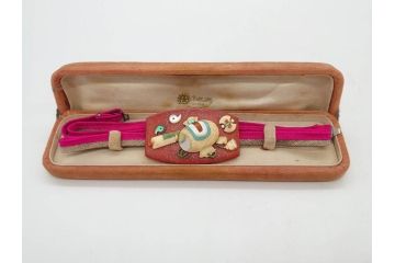 京都大丸百貨店　螺鈿　宝尽くし　縁起の良い吉祥文様がちりばめられた帯留め(小槌、帯締め、着物道具、和装小物、アクセサリー、ケース付き)(R-078336)