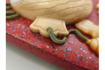京都大丸百貨店　螺鈿　宝尽くし　縁起の良い吉祥文様がちりばめられた帯留め(小槌、帯締め、着物道具、和装小物、アクセサリー、ケース付き)(R-078336)