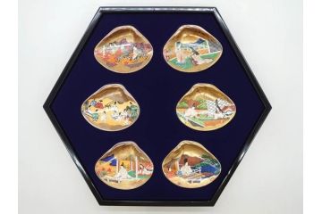 1980年　フランクリン画廊　徳川黎明會監修　「源氏物語貝合せ」　約10cm　3.3寸 雅な絵柄が美しい貝絵皿54枚揃(限定版、飾り皿、認定書、解説書付き、ボーンチャイナ、陶器、金彩、蒔絵、重箱、三寸三分)(R-078337)