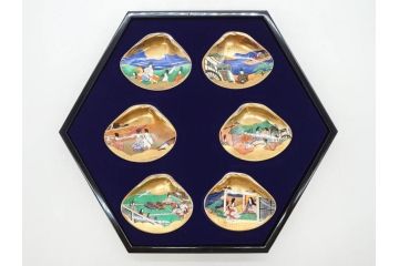 1980年　フランクリン画廊　徳川黎明會監修　「源氏物語貝合せ」　約10cm　3.3寸 雅な絵柄が美しい貝絵皿54枚揃(限定版、飾り皿、認定書、解説書付き、ボーンチャイナ、陶器、金彩、蒔絵、重箱、三寸三分)(R-078337)