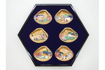 1980年　フランクリン画廊　徳川黎明會監修　「源氏物語貝合せ」　約10cm　3.3寸 雅な絵柄が美しい貝絵皿54枚揃(限定版、飾り皿、認定書、解説書付き、ボーンチャイナ、陶器、金彩、蒔絵、重箱、三寸三分)(R-078337)