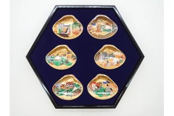 1980年　フランクリン画廊　徳川黎明會監修　「源氏物語貝合せ」　約10cm　3.3寸 雅な絵柄が美しい貝絵皿54枚揃(限定版、飾り皿、認定書、解説書付き、ボーンチャイナ、陶器、金彩、蒔絵、重箱、三寸三分)(R-078337)