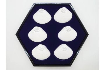 1980年　フランクリン画廊　徳川黎明會監修　「源氏物語貝合せ」　約10cm　3.3寸 雅な絵柄が美しい貝絵皿54枚揃(限定版、飾り皿、認定書、解説書付き、ボーンチャイナ、陶器、金彩、蒔絵、重箱、三寸三分)(R-078337)