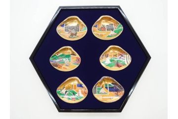 1980年　フランクリン画廊　徳川黎明會監修　「源氏物語貝合せ」　約10cm　3.3寸 雅な絵柄が美しい貝絵皿54枚揃(限定版、飾り皿、認定書、解説書付き、ボーンチャイナ、陶器、金彩、蒔絵、重箱、三寸三分)(R-078337)