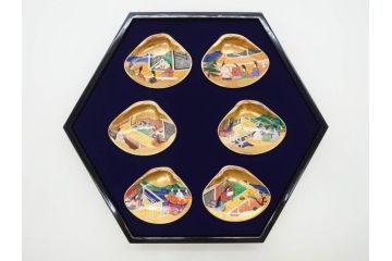 1980年　フランクリン画廊　徳川黎明會監修　「源氏物語貝合せ」　約10cm　3.3寸 雅な絵柄が美しい貝絵皿54枚揃(限定版、飾り皿、認定書、解説書付き、ボーンチャイナ、陶器、金彩、蒔絵、重箱、三寸三分)(R-078337)