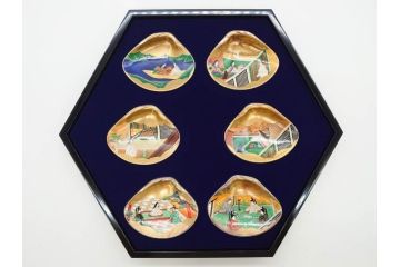 1980年　フランクリン画廊　徳川黎明會監修　「源氏物語貝合せ」　約10cm　3.3寸 雅な絵柄が美しい貝絵皿54枚揃(限定版、飾り皿、認定書、解説書付き、ボーンチャイナ、陶器、金彩、蒔絵、重箱、三寸三分)(R-078337)