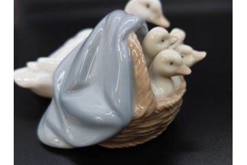 スペイン　リヤドロ　LLADRO　アヒルの家族　4895　高さ50cm　アヒル達の表情が可愛らしいフィギュリン(親子、ファミリー、置物、オブジェ、陶器人形、共箱付き)(R-078342)