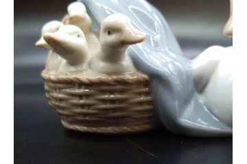 スペイン　リヤドロ　LLADRO　アヒルの家族　4895　高さ50cm　アヒル達の表情が可愛らしいフィギュリン(親子、ファミリー、置物、オブジェ、陶器人形、共箱付き)(R-078342)