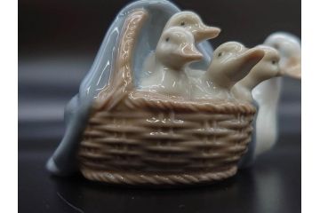 スペイン　リヤドロ　LLADRO　アヒルの家族　4895　高さ50cm　アヒル達の表情が可愛らしいフィギュリン(親子、ファミリー、置物、オブジェ、陶器人形、共箱付き)(R-078342)