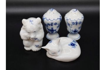 デンマーク　ROYAL COPENHAGEN(ロイヤルコペンハーゲン)　ブルーフルーテッド　プレイン　繊細に描かれた模様が上品なソルト&ペッパー・フィギュリン2点セット(塩胡椒入れ、調味料、置物、眠り猫、キャット、熊、ベア)(R-078343)