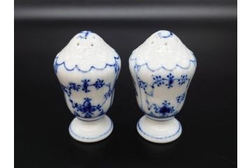 デンマーク　ROYAL COPENHAGEN(ロイヤルコペンハーゲン)　ブルーフルーテッド　プレイン　繊細に描かれた模様が上品なソルト&ペッパー・フィギュリン2点セット(塩胡椒入れ、調味料、置物、眠り猫、キャット、熊、ベア)(R-078343)