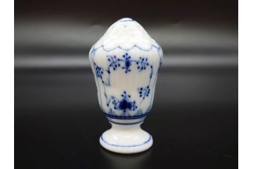 デンマーク　ROYAL COPENHAGEN(ロイヤルコペンハーゲン)　ブルーフルーテッド　プレイン　繊細に描かれた模様が上品なソルト&ペッパー・フィギュリン2点セット(塩胡椒入れ、調味料、置物、眠り猫、キャット、熊、ベア)(R-078343)