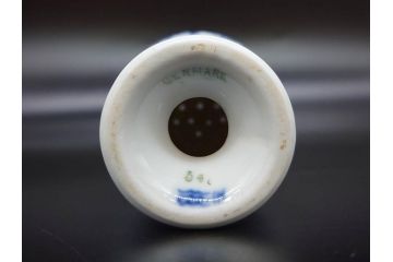デンマーク　ROYAL COPENHAGEN(ロイヤルコペンハーゲン)　ブルーフルーテッド　プレイン　繊細に描かれた模様が上品なソルト&ペッパー・フィギュリン2点セット(塩胡椒入れ、調味料、置物、眠り猫、キャット、熊、ベア)(R-078343)