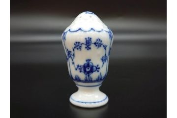 デンマーク　ROYAL COPENHAGEN(ロイヤルコペンハーゲン)　ブルーフルーテッド　プレイン　繊細に描かれた模様が上品なソルト&ペッパー・フィギュリン2点セット(塩胡椒入れ、調味料、置物、眠り猫、キャット、熊、ベア)(R-078343)