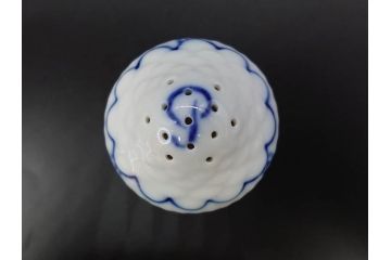 デンマーク　ROYAL COPENHAGEN(ロイヤルコペンハーゲン)　ブルーフルーテッド　プレイン　繊細に描かれた模様が上品なソルト&ペッパー・フィギュリン2点セット(塩胡椒入れ、調味料、置物、眠り猫、キャット、熊、ベア)(R-078343)