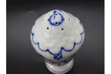 デンマーク　ROYAL COPENHAGEN(ロイヤルコペンハーゲン)　ブルーフルーテッド　プレイン　繊細に描かれた模様が上品なソルト&ペッパー・フィギュリン2点セット(塩胡椒入れ、調味料、置物、眠り猫、キャット、熊、ベア)(R-078343)