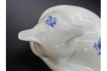 デンマーク　ROYAL COPENHAGEN(ロイヤルコペンハーゲン)　ブルーフルーテッド　プレイン　繊細に描かれた模様が上品なソルト&ペッパー・フィギュリン2点セット(塩胡椒入れ、調味料、置物、眠り猫、キャット、熊、ベア)(R-078343)