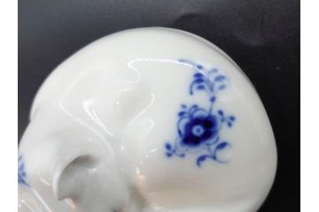 デンマーク　ROYAL COPENHAGEN(ロイヤルコペンハーゲン)　ブルーフルーテッド　プレイン　繊細に描かれた模様が上品なソルト&ペッパー・フィギュリン2点セット(塩胡椒入れ、調味料、置物、眠り猫、キャット、熊、ベア)(R-078343)
