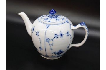 デンマーク　ROYAL COPENHAGEN(ロイヤルコペンハーゲン)　ブルーフルーテッドプレイン　繊細に描かれたブルーの模様が上品なティーポット(洋食器)(R-078344)