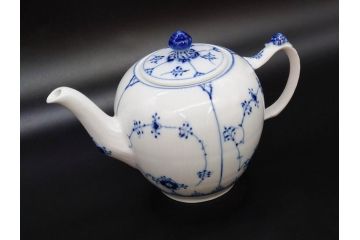 デンマーク　ROYAL COPENHAGEN(ロイヤルコペンハーゲン)　ブルーフルーテッドプレイン　繊細に描かれたブルーの模様が上品なティーポット(洋食器)(R-078344)