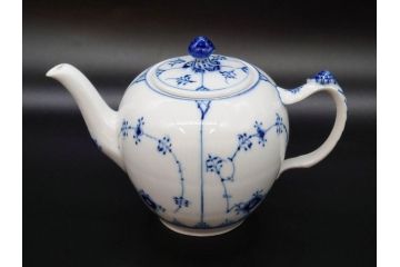 デンマーク　ROYAL COPENHAGEN(ロイヤルコペンハーゲン)　ブルーフルーテッドプレイン　繊細に描かれたブルーの模様が上品なティーポット(洋食器)(R-078344)