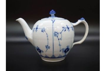 デンマーク　ROYAL COPENHAGEN(ロイヤルコペンハーゲン)　ブルーフルーテッドプレイン　繊細に描かれたブルーの模様が上品なティーポット(洋食器)(R-078344)
