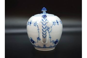 デンマーク　ROYAL COPENHAGEN(ロイヤルコペンハーゲン)　ブルーフルーテッドプレイン　繊細に描かれたブルーの模様が上品なティーポット(洋食器)(R-078344)